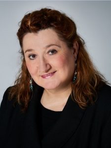 Je me présente, Patricia Pennisi-Morlet, je suis née le 17 juin 1960 et propose mes services comme psychologue. Ma profession me passionne car elle me donne l’occasion d’accompagner tant de personnes différentes sur ce chemin surprenant qu’est la vie ! Je suis également formée aux thérapies brèves comme l’hypnose thérapeutique et à différentes méthodes de relaxation. Je continue toujours de me former dans le but de proposer des services mieux adaptés à ceux que j’accompagne. Cela signifie qu’en plus d’une écoute et d’un dialogue lors de séances portant sur des difficultés psychologiques, je peux aussi vous apporter une aide qui vous procurera directement un mieux-être. Je reçois uniquement en ligne ou passe à votre domicile. Je prends également en charge les enfants, mais seulement à partir de 10 ans s’il s’agit de consultations en ligne car plus jeunes il leur est difficile de fixer leur attention sur quelqu’un derrière un écran. Parfois la prise en charge à domicile est plus pratique s’il s’agit d’une thérapie familiale ou si l’hypnose vient à être proposée. La prise en charge en ligne quant à elle évite la perte de temps et le stress lié aux trajets. J’ai eu l’occasion d’accompagner différentes personnes souffrant de burnout et c’était réellement un plus pour elles de ne pas avoir à conduire et à se déplacer. Mon approche se distingue par le fait que disposant d’une longue expérience comme salariée au Luxembourg, les problématiques liées à la vie professionnelle me sont très familières. C’est notamment grâce à cette expérience que j’ai été amenée à me spécialiser dans la gestion du stress et le développement personnel. Mais cela ne signifie pas pour autant que d’autres problématiques ne m’intéressent pas, bien au contraire, car c’est ce qui fait toute la richesse de cette profession ! C’est ainsi que je me suis intéressée dernièrement aux personnes souffrant de traumatismes à travers la thérapie EMDR et à celles qui voudraient se libérer d’un passé douloureux en approfondissant une méthode telle que la Gestalt Thérapie. Nos capacités de résilience me fascinent! Quelque soient les difficultés que vous puissiez traverser, je suis à votre écoute et à vos côtés.